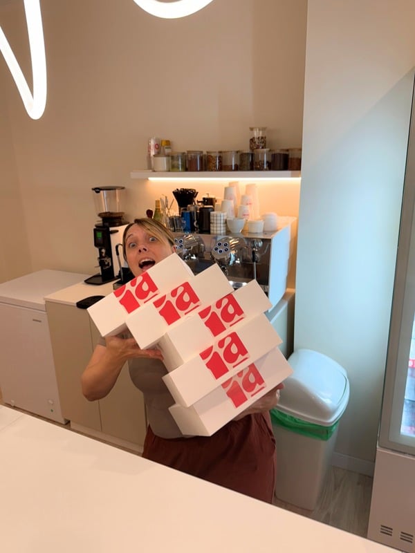 Daniela sosteniendo cajas